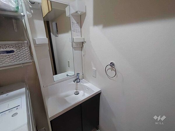 洗面室。下に収納があります。コンセントがあり、身支度にも便利です。