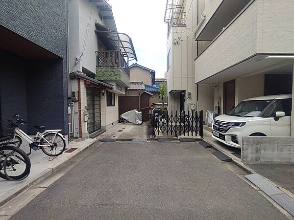 物件の北東側前面道路（北西側から）