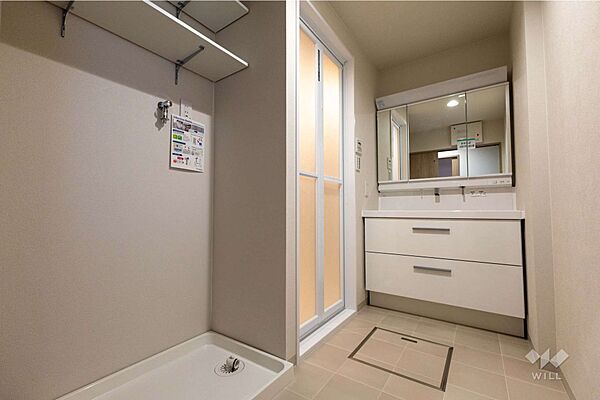 洗面室しっかりと収納が確保されています。
