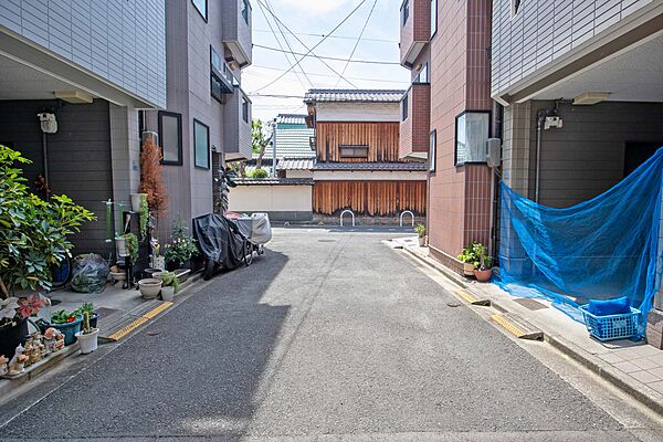 物件の南側前面道路（北側から）［2026年5月2日撮影］