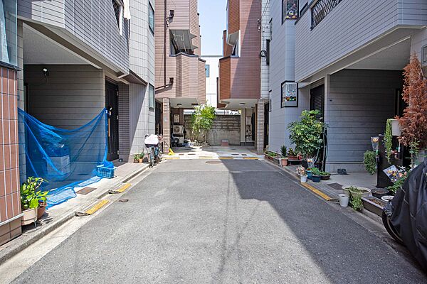 物件の南側前面道路（南側から）［2026年5月2日撮影］