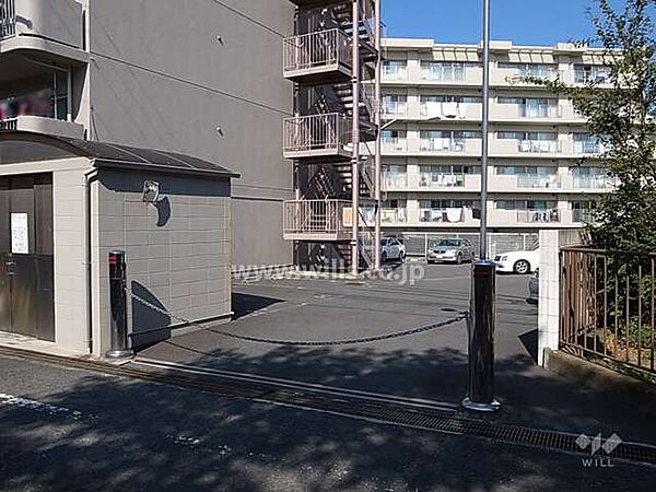 駐車場出入り口（ロボットゲート付き）