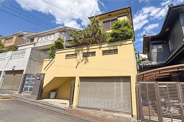 物件の外観（南西側から）。高台のため歩行者の目線が気になりません。［2026年5月9日撮影］