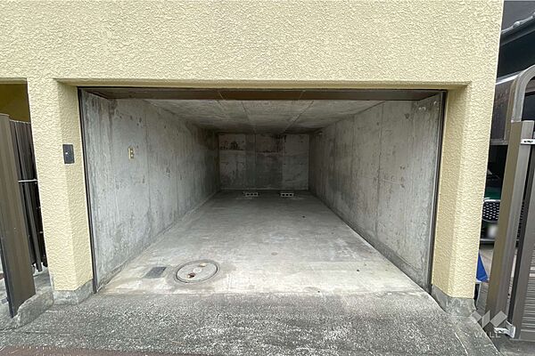 駐車スペース。ボックスガレージのため、愛車が雨風にさらされません。［2026年6月23日撮影］