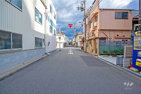 物件の北側前面道路（西側から）［2025年12月26日撮影］