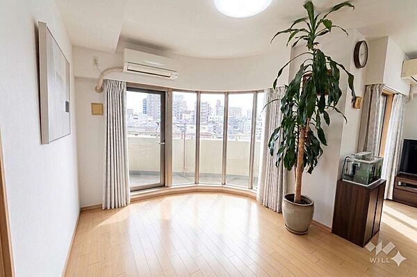 バルコニーから光が差し込むダイニング。窓はアーチ状になっており、開放感あり！※AIによる家具消し加工済み［2026年5月10日撮影］