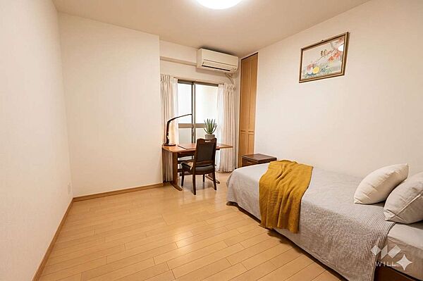 南東側に窓を設けた洋室6.8帖。気持ちいい朝日が差し込みます。※AIによる家具消し加工済み［2026年5月10日撮影］
