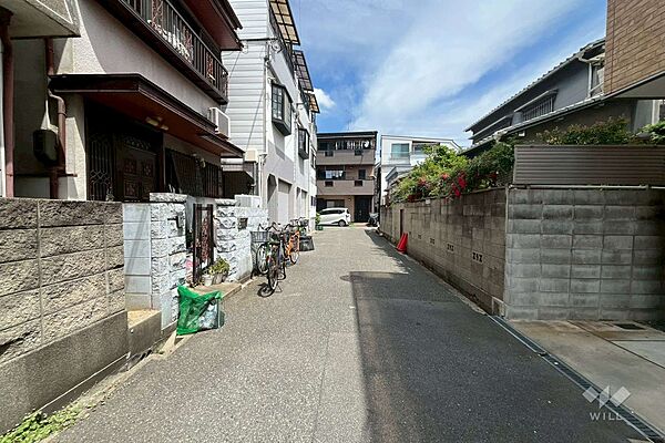 物件の西側前面道路（北側から）周辺は閑静な住宅街になっています。