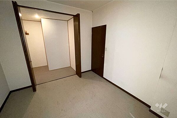 洋室約6.2帖。主寝室としてお使いいただけます。大容量のウォークインクローゼットが付いています。