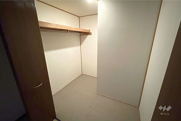 ウォークインクローゼット。枕棚やハンガーパイプ付きで、効率よく、たくさん収納できそうです。季節ものや趣味の荷物など収納するのによさそうです！