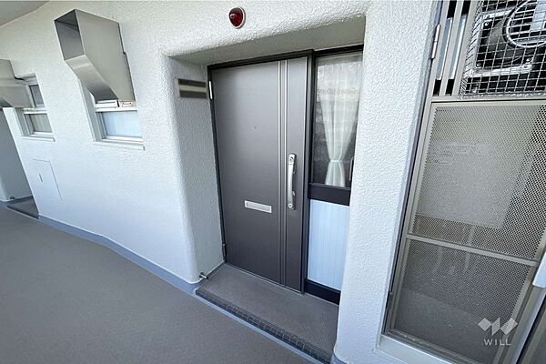 物件の玄関。TVモニターインターホン付きなのでセキュリティも安心です！