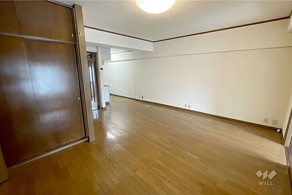 LDK。キッチンは奥まった場所にあり、生活感が見えにくい造りです。