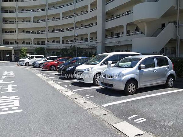敷地内駐車場（屋外平面式）。機械式駐車場ではありませんので出し入れしやすく、また管理面においても良好です。