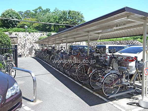 駐輪場。 屋根が付いておりますので、雨の日でも自転車が濡れる心配が少ないです。