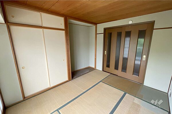 和室。採光部に面しています。押入収納もかなり多くございます。