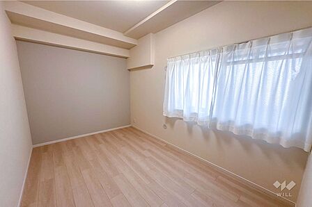 北西側洋室約5.2帖で落ち着いた印象の空間になっております。