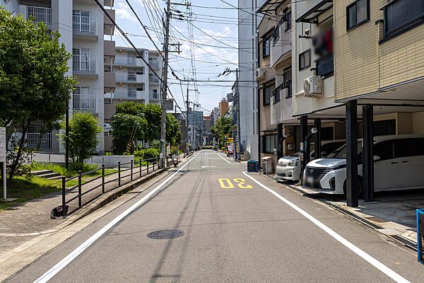 物件の東側前面道路（北側から）［2026年6月29日撮影］