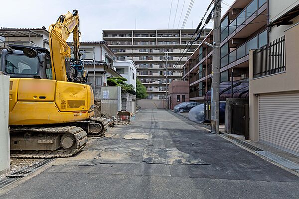 物件の東側前面道路（南側から）［2026年6月19日撮影］