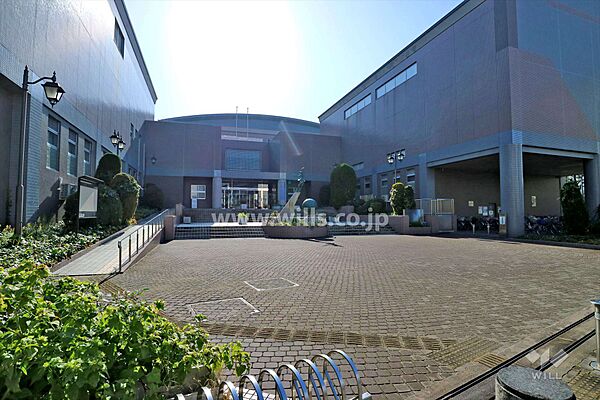 敷地西側にある『大阪市立東淀川スポーツセンター』