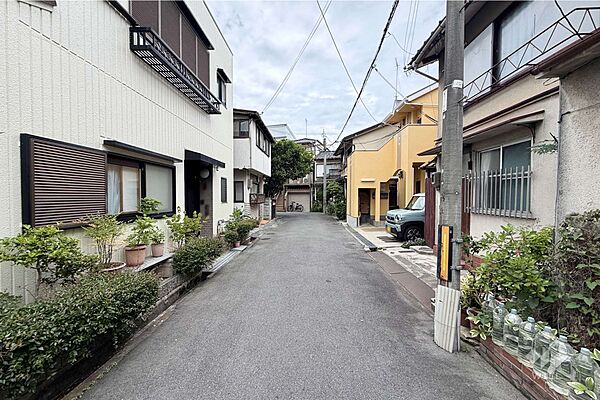 物件の北側前面道路（西側から）