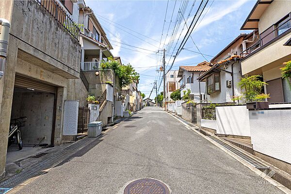 物件の北側前面道路（東側から）［2026年7月3日撮影］