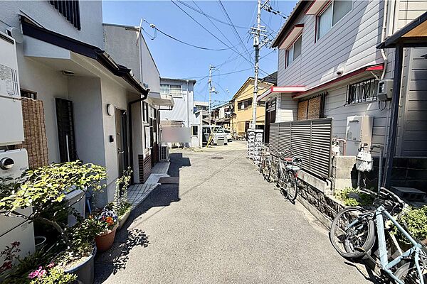 物件の西側前面道路（南側から）［2026年6月25日撮影］