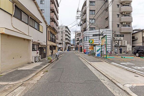 物件の北東側前面道路（南東側から）［2026年7月11日撮影］