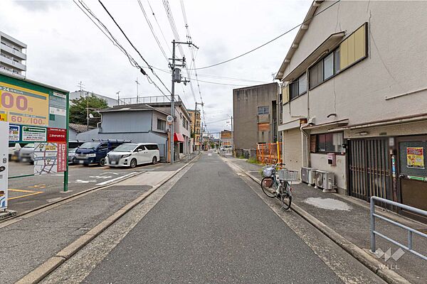 物件の北東側前面道路（北西側から）［2026年7月11日撮影］