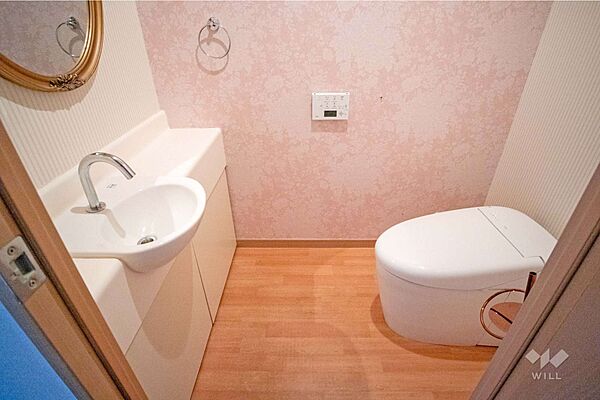 トイレアクセントクロスがおしゃれです。