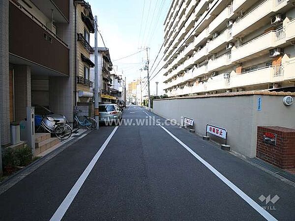 敷地南側の前面道路（東側から）