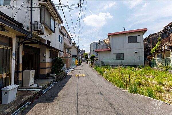 物件の南側前面道路（北東側から）［2026年7月17日撮影］