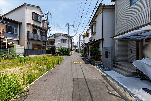 物件の南側前面道路（南西側から）［2026年7月17日撮影］