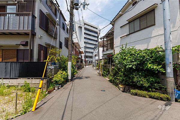 物件の東側前面道路（南側から）［2026年7月17日撮影］