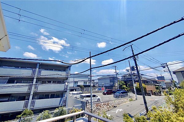 バルコニーからの眺め（東方向）周りは閑静な住宅街です。