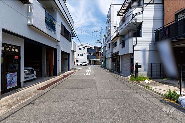 物件の北西側前面道路（南西側から）［2026年7月17日撮影］