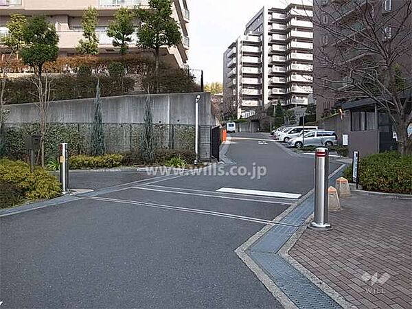 駐車場入口（ロボットゲート付き）