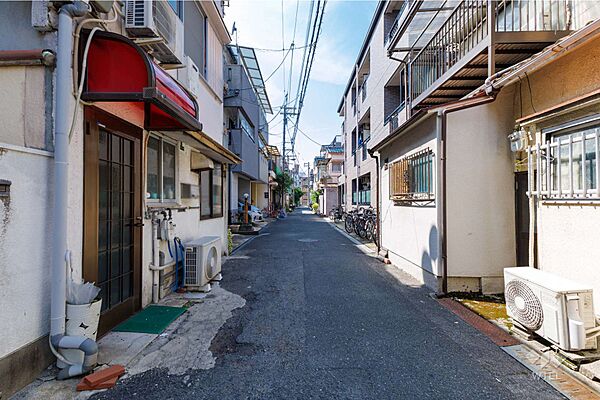 物件の南東側前面道路（南西側から）［2026年7月17日撮影］