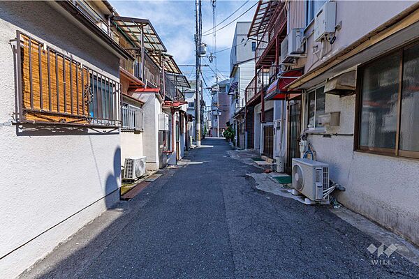 物件の南東側前面道路（北東側から）［2026年7月17日撮影］