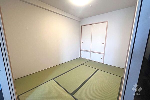 和室5.5帖。LDKに繋がる和室のため、来客時の寝室や、お子様の遊び場として使用できます！引き戸を開けて使えば、LDKがより広々と使えます。※AIによる家具消し加工済み［2026年7月14日撮影］