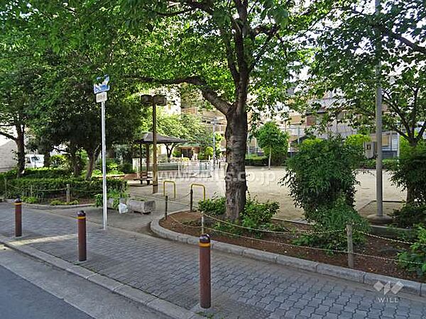 敷地の北側道路向かいには公園があります。