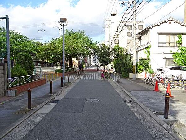 物件の北側前面道路（西側から）