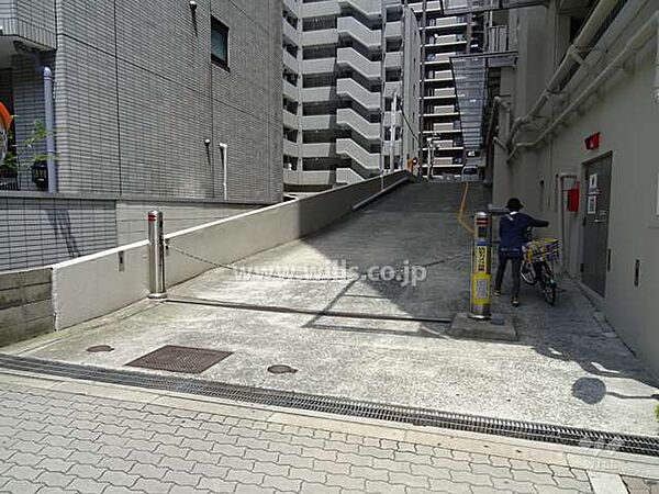駐車場出入り口（ロボットゲート付）