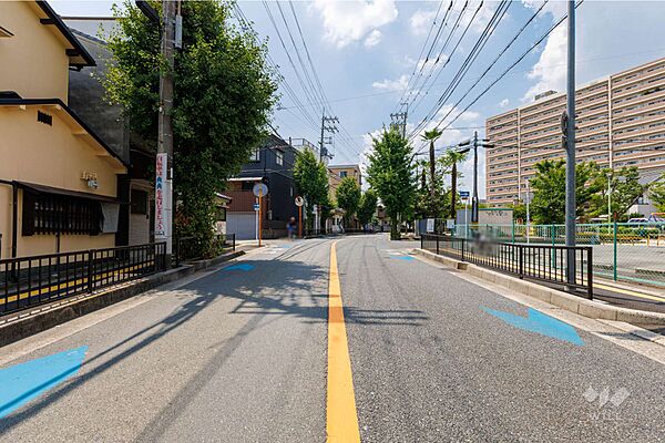 物件の南側前面道路（東側から）［2026年7月24日撮影］