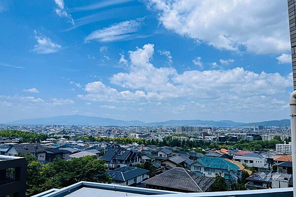 バルコニーからの眺め（西方向）洗濯物もよく乾きそうです。