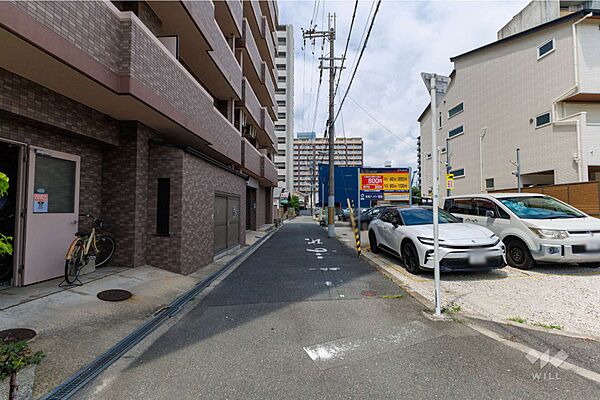 物件の西側前面道路（南側から）［206年7月30日撮影］