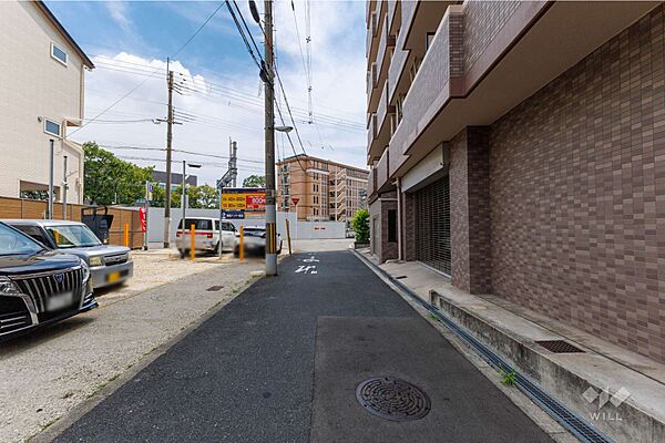 物件の西側前面道路（北側から）［206年7月30日撮影］