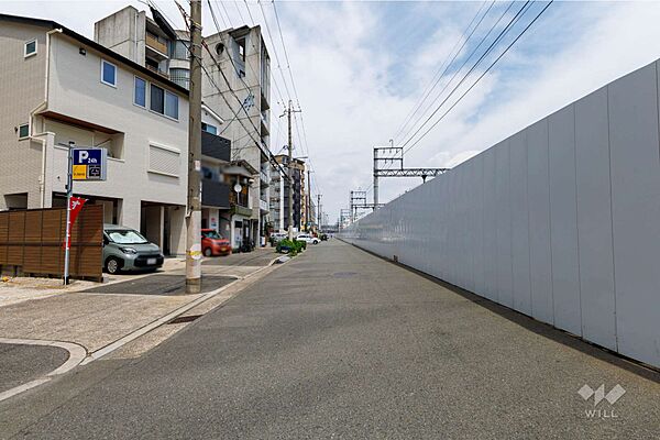 物件の南東側前面道路（南西側から）［206年7月30日撮影］
