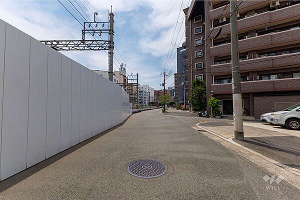 物件の南東側前面道路（北東側から）［206年7月30日撮影］