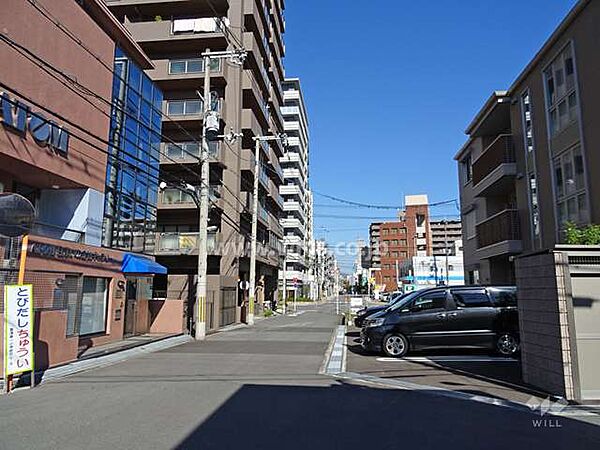 敷地東側の前面道路（南側から）