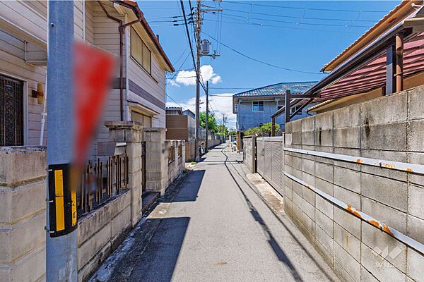 物件の北側前面道路（東側から）［2026年8月6日撮影］